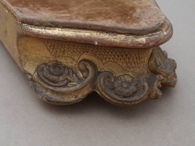 画像8: 19世紀 アンティーク ロカイユ装飾の台座 コーヒーブラウンのベルベット