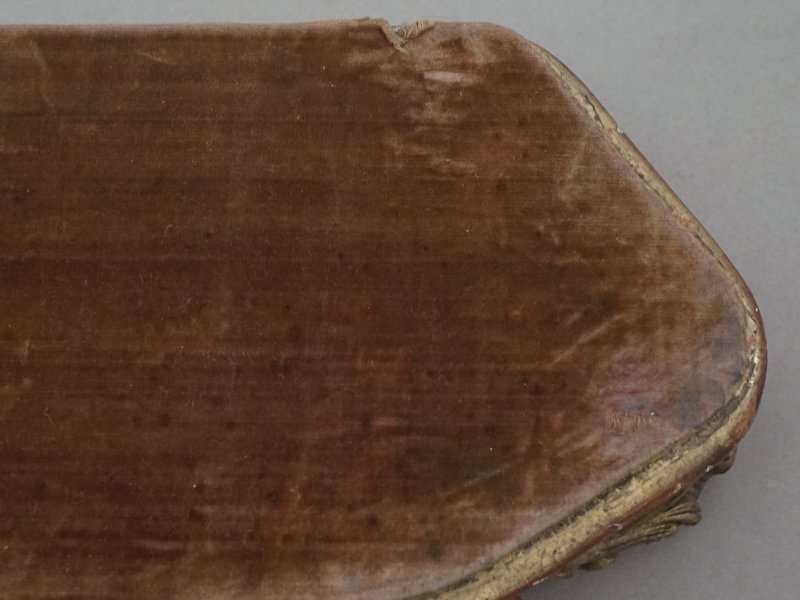 画像4: 19世紀 アンティーク ロカイユ装飾の台座 コーヒーブラウンのベルベット