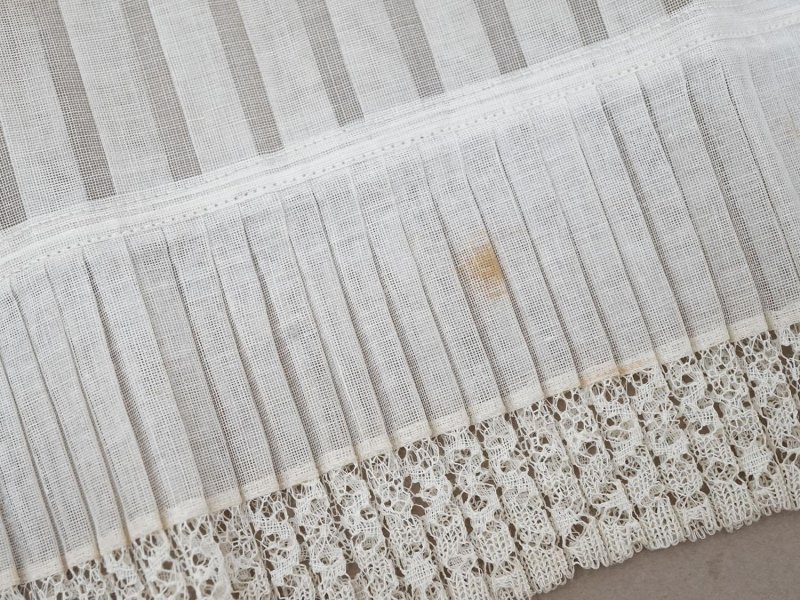 画像6: 1900年頃 アンティーク 幅広 ドレスの裾  レース付き プリーツ 幅19.5cm コットンオーガンジー ドレスパーツ