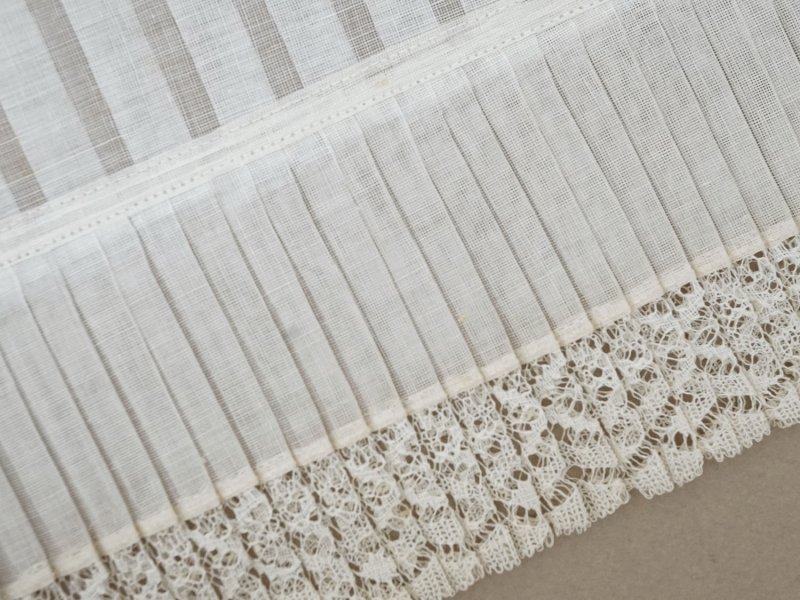 画像4: 1900年頃 アンティーク 幅広 ドレスの裾  レース付き プリーツ 幅19.5cm コットンオーガンジー ドレスパーツ