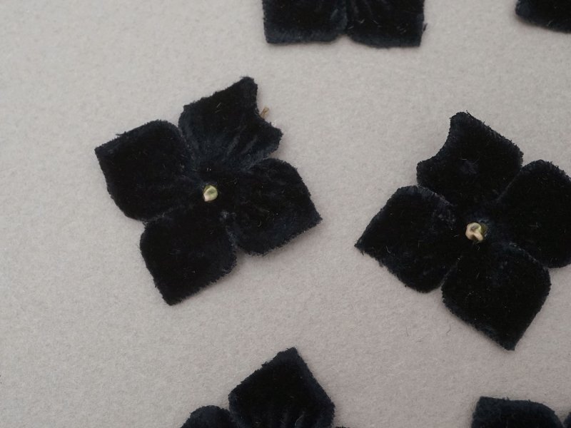 画像2: アンティーク 布花材料 ベルベットの花びら 花芯付き 10ピースのセット 約3cm 布花 黒