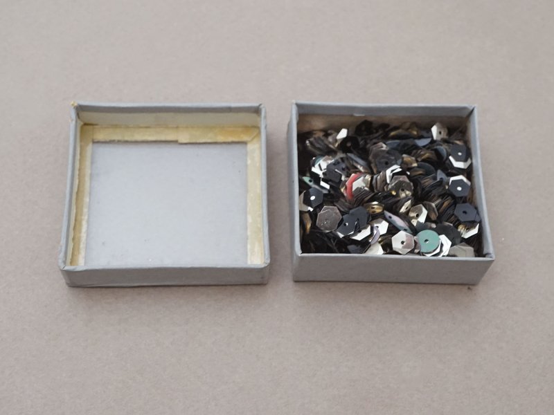 画像4: アンティーク ガラスの蓋の紙箱 シルバー色のスパンコール入り