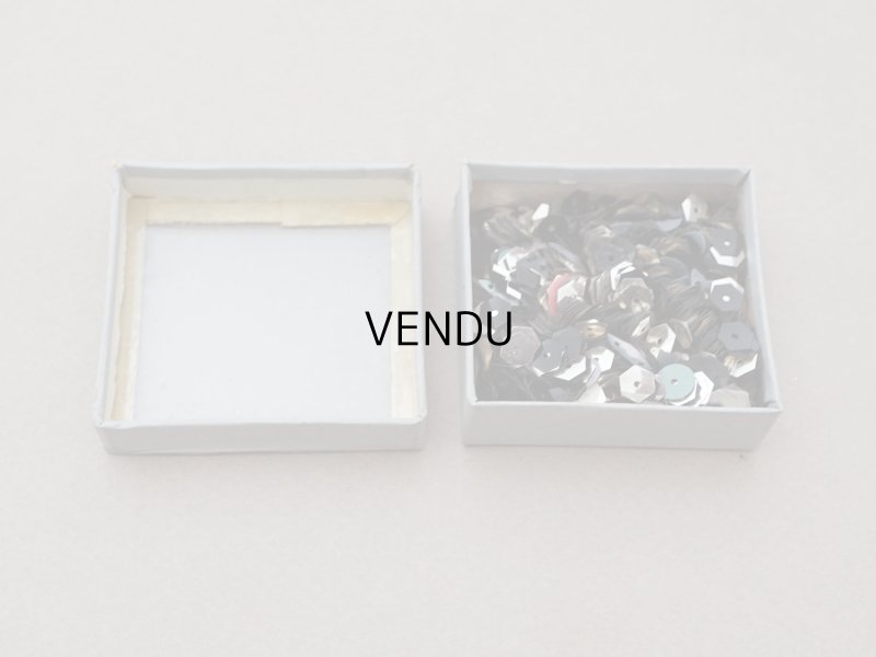 画像4: アンティーク ガラスの蓋の紙箱 シルバー色のスパンコール入り