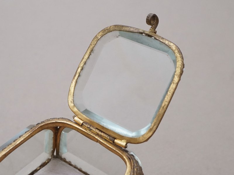 画像4: アンティーク ジュエリーボックス 薄紫 グレイッシュパープルのシルククッション