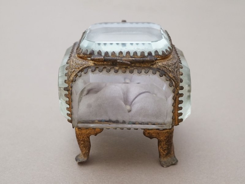 画像11: アンティーク ジュエリーボックス 薄紫 グレイッシュパープルのシルククッション