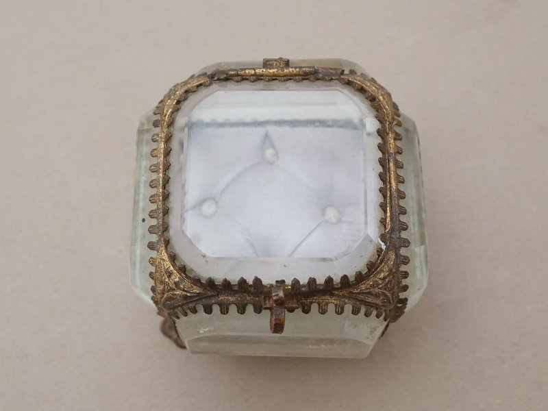 画像7: アンティーク ジュエリーボックス 薄紫 グレイッシュパープルのシルククッション