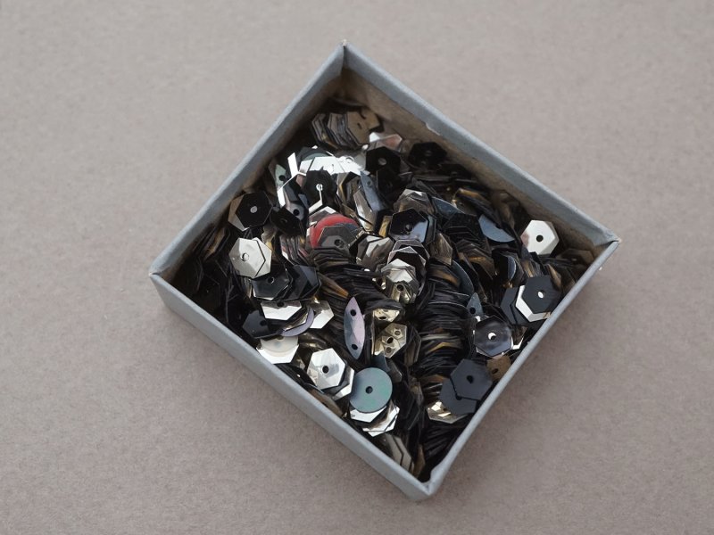 画像6: アンティーク ガラスの蓋の紙箱 シルバー色のスパンコール入り