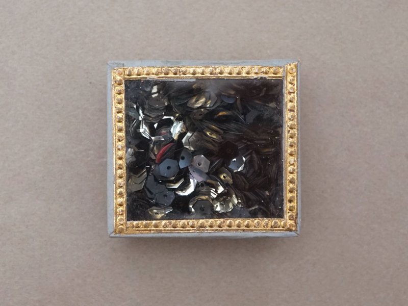 画像5: アンティーク ガラスの蓋の紙箱 シルバー色のスパンコール入り