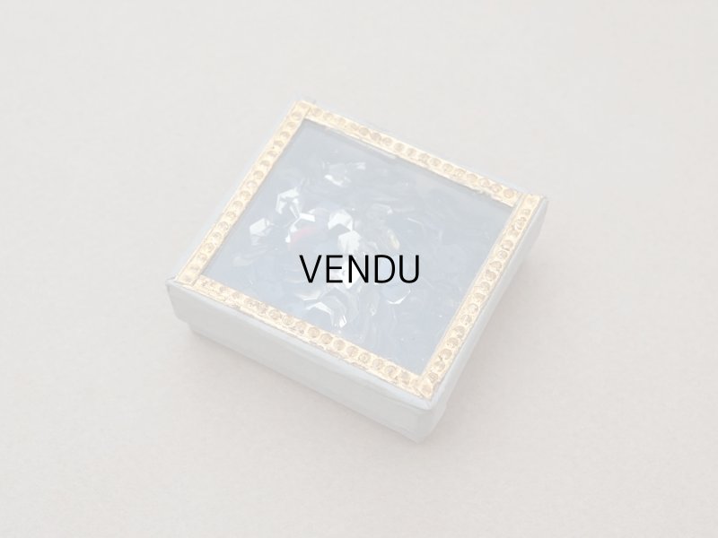 画像2: アンティーク ガラスの蓋の紙箱 シルバー色のスパンコール入り