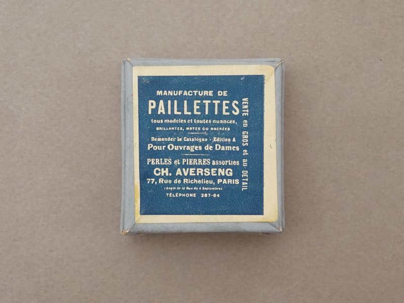 画像3: アンティーク ガラスの蓋の紙箱 シルバー色のスパンコール入り