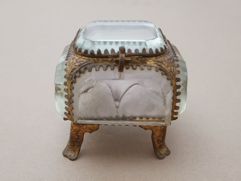 画像10: アンティーク ジュエリーボックス 薄紫 グレイッシュパープルのシルククッション