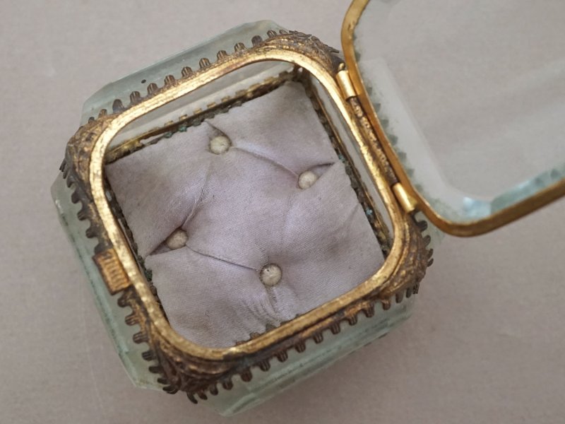 画像5: アンティーク ジュエリーボックス 薄紫 グレイッシュパープルのシルククッション