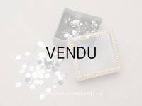 アンティーク ガラスの蓋の紙箱 シルバー色のスパンコール入り