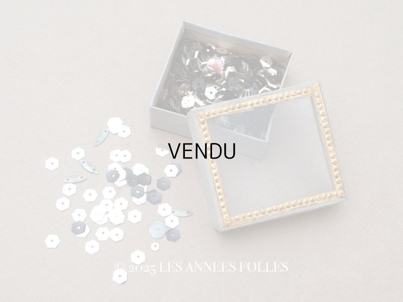 画像1: アンティーク ガラスの蓋の紙箱 シルバー色のスパンコール入り