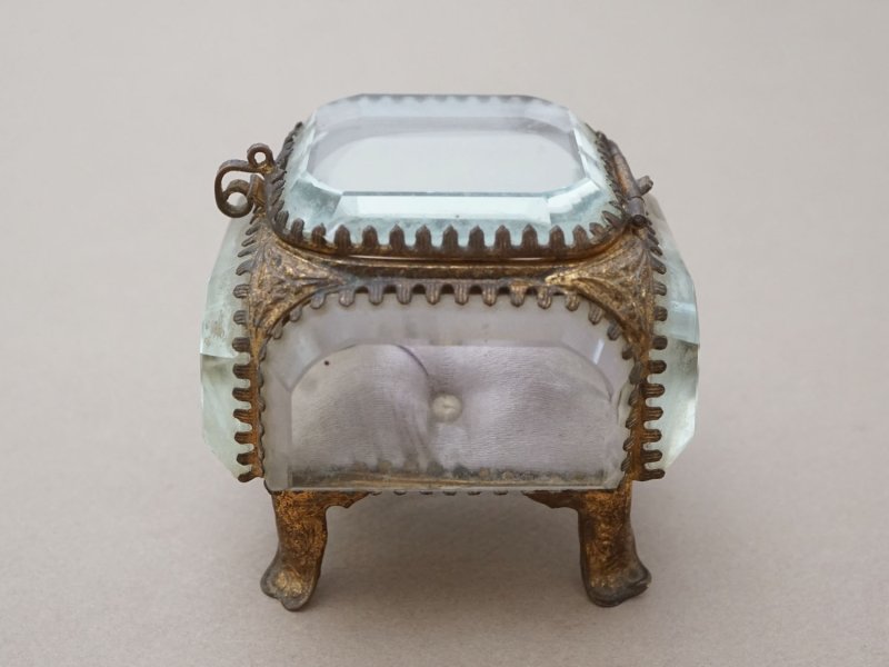 画像12: アンティーク ジュエリーボックス 薄紫 グレイッシュパープルのシルククッション