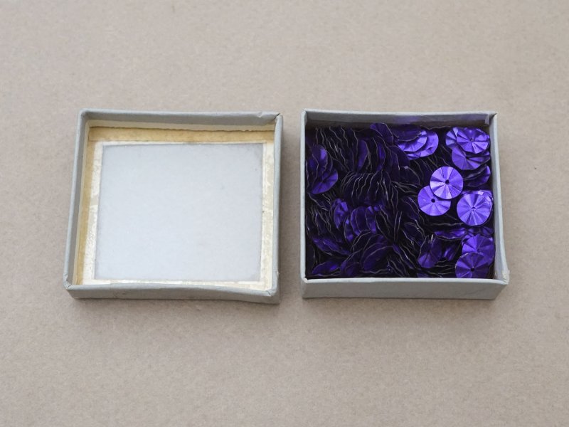 画像8: アンティーク ガラスの蓋の紙箱 パープルのスパンコール入り