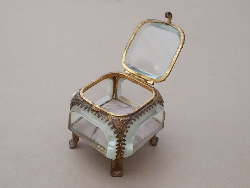 画像3: アンティーク ジュエリーボックス 薄紫 グレイッシュパープルのシルククッション