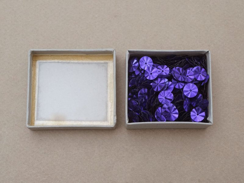 画像4: アンティーク ガラスの蓋の紙箱 パープルのスパンコール入り