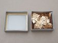 画像3: アンティーク ガラスの蓋の紙箱 シャンパンゴールドのスパンコール入り (3)
