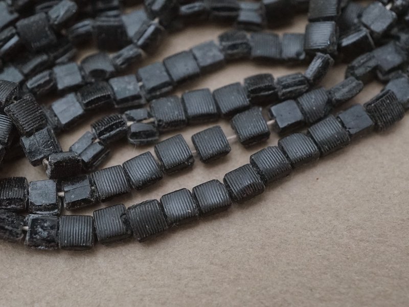 画像2: アンティーク 極小 スクエア ライン入りフレンチジェットのビーズ 4mm 