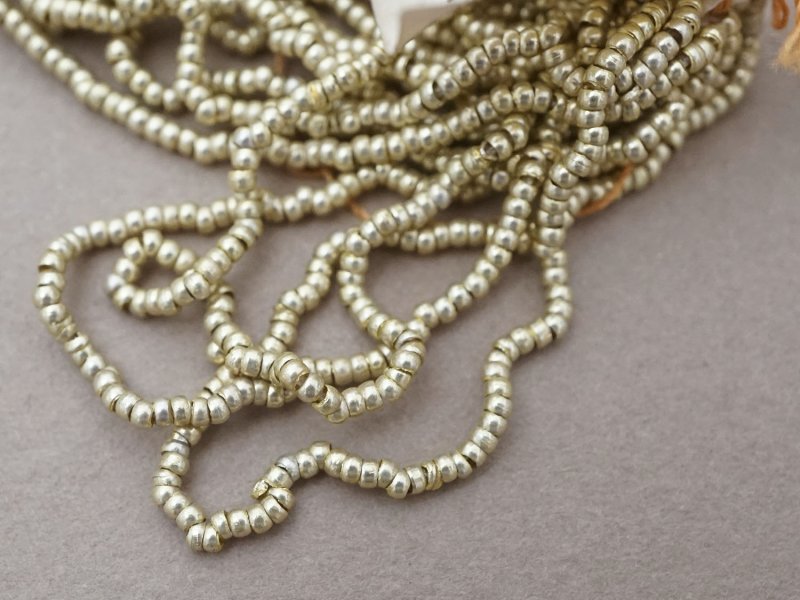 画像3: アンティーク 極小 メタルビーズ 丸 シャンパンゴールド メタル製 ビーズ A.M. 6