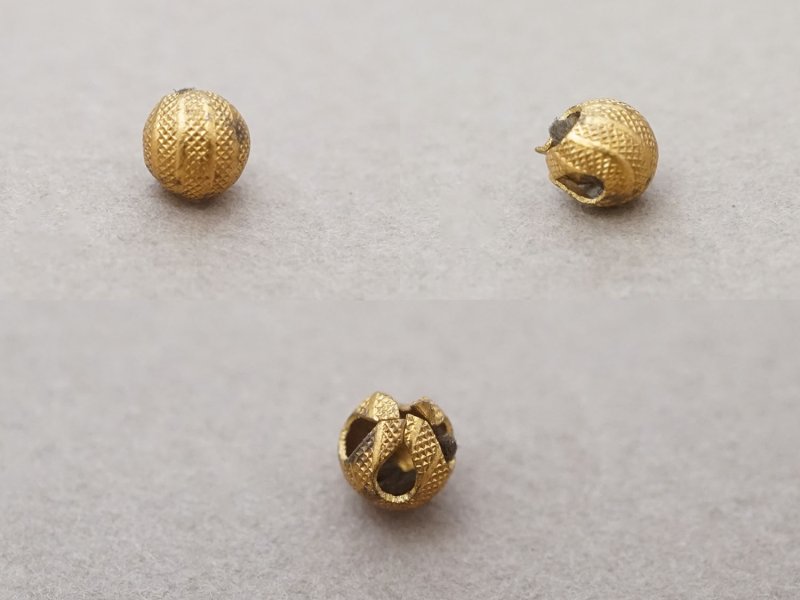 画像2: アンティーク 極小 4.5mm ボタン 格子＆ストライプ ゴールド 1ピース