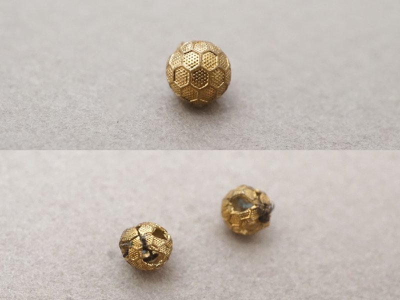 画像2: アンティーク 極小 4.5mm ボタン 蜂の巣柄 ゴールド 2ピースのセット