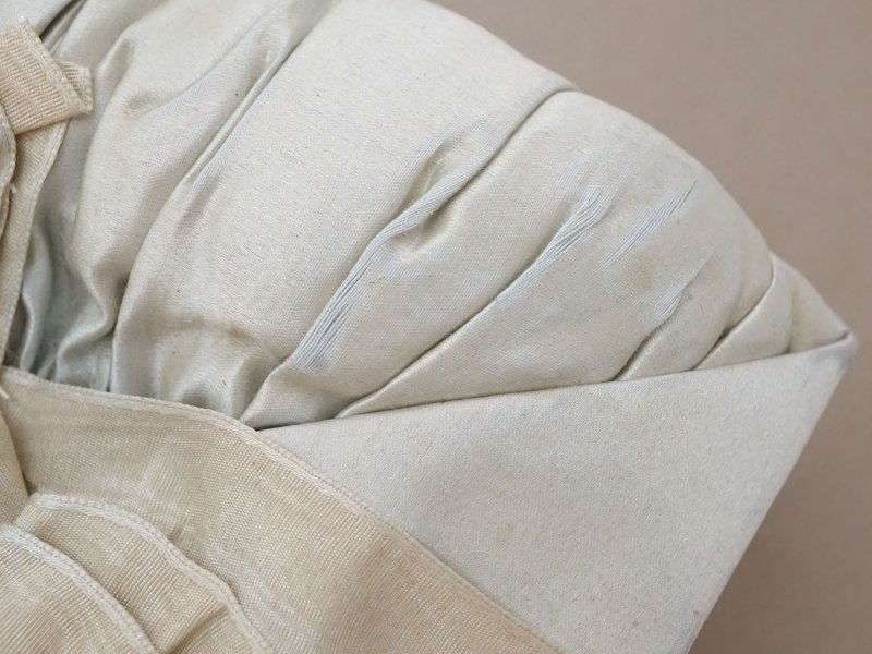 画像4: 19世紀 アンティーク ナポレオン3世時代 大きなリボンが結ばれたお菓子箱 パウダーグリーンのシルクサテン チョコレートボックス