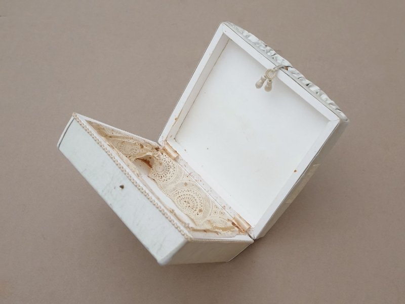 画像7: 19世紀 アンティーク ナポレオン3世時代 大きなリボンが結ばれたお菓子箱 パウダーグリーンのシルクサテン チョコレートボックス