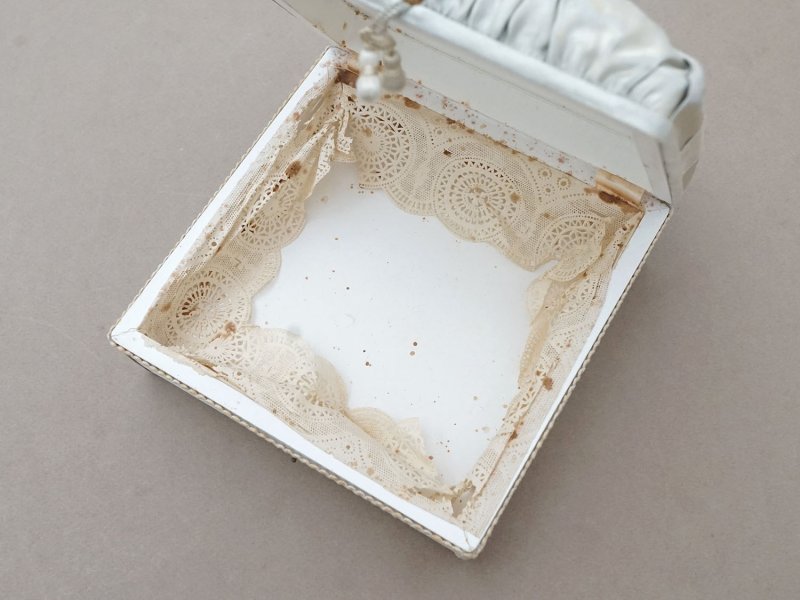 画像9: 19世紀 アンティーク ナポレオン3世時代 大きなリボンが結ばれたお菓子箱 パウダーグリーンのシルクサテン チョコレートボックス