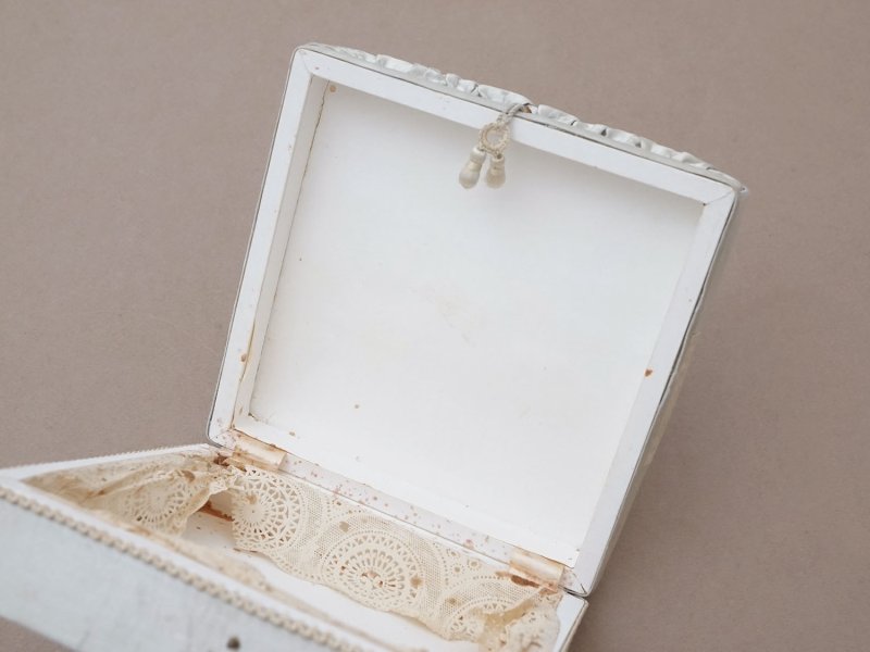 画像8: 19世紀 アンティーク ナポレオン3世時代 大きなリボンが結ばれたお菓子箱 パウダーグリーンのシルクサテン チョコレートボックス