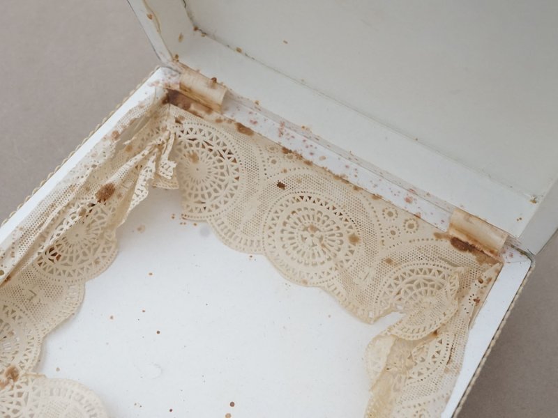 画像10: 19世紀 アンティーク ナポレオン3世時代 大きなリボンが結ばれたお菓子箱 パウダーグリーンのシルクサテン チョコレートボックス