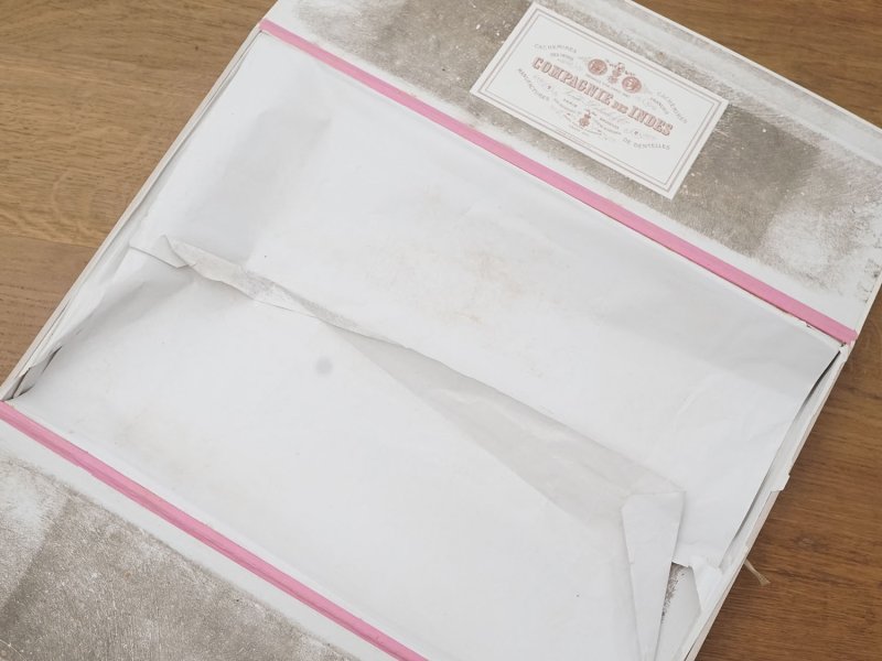 画像9: 19世紀末 アンティーク モノグラム入り シルクショールの大きな紙箱 CAMPANIE DES INDES