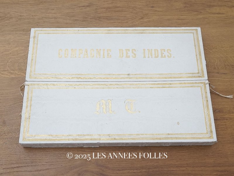 画像1: 19世紀末 アンティーク モノグラム入り シルクショールの大きな紙箱 CAMPANIE DES INDES