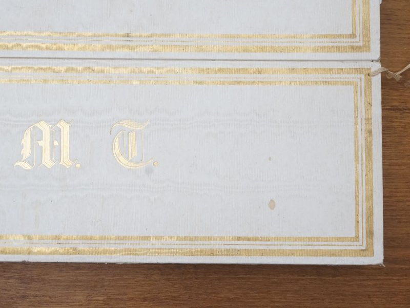 画像6: 19世紀末 アンティーク モノグラム入り シルクショールの大きな紙箱 CAMPANIE DES INDES