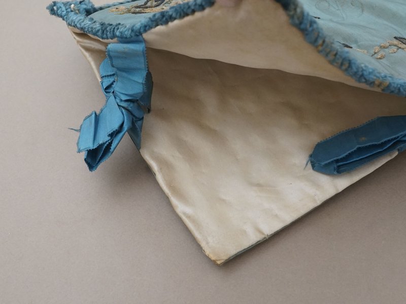 画像6: ＊蚤の市＊アンティーク シルク製 ハンキーケース モノグラム＆花刺繍 ハンカチ用ポシェット グレイッシュブルー