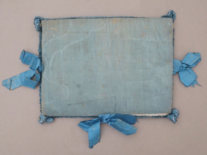 画像5: ＊蚤の市＊アンティーク シルク製 ハンキーケース モノグラム＆花刺繍 ハンカチ用ポシェット グレイッシュブルー