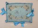 ＊蚤の市＊アンティーク シルク製 ハンキーケース モノグラム＆花刺繍 ハンカチ用ポシェット グレイッシュブルー