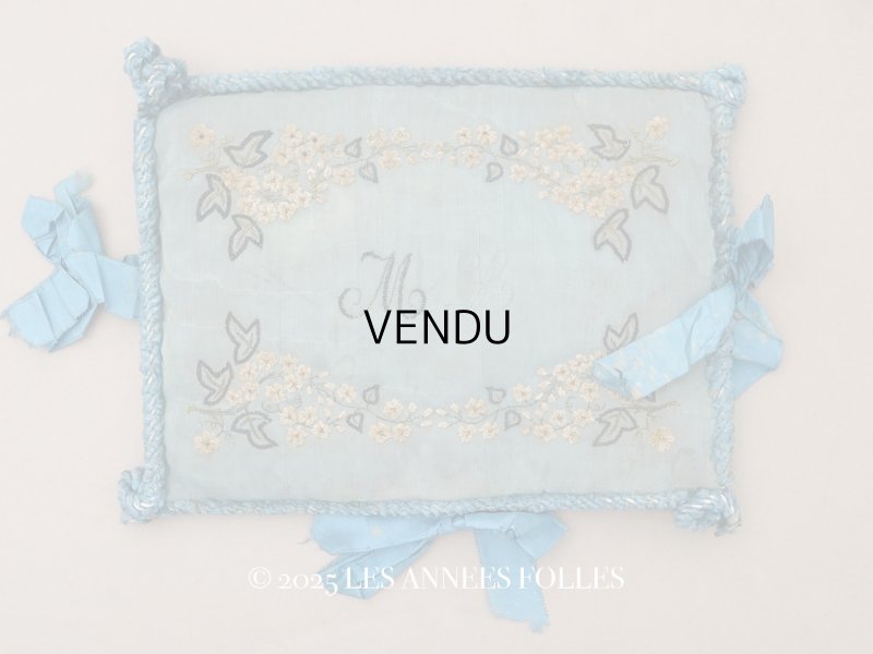 画像1: ＊蚤の市＊アンティーク シルク製 ハンキーケース モノグラム＆花刺繍 ハンカチ用ポシェット グレイッシュブルー