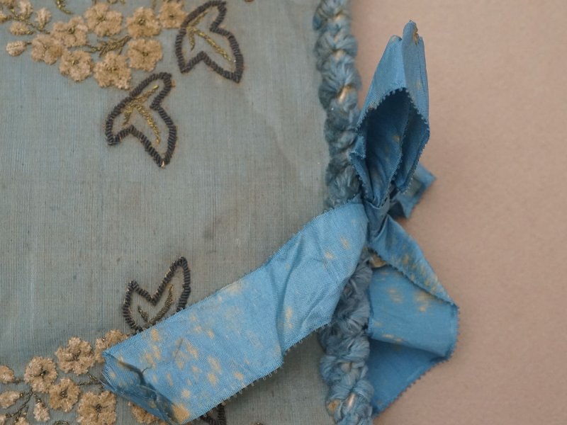 画像3: ＊蚤の市＊アンティーク シルク製 ハンキーケース モノグラム＆花刺繍 ハンカチ用ポシェット グレイッシュブルー