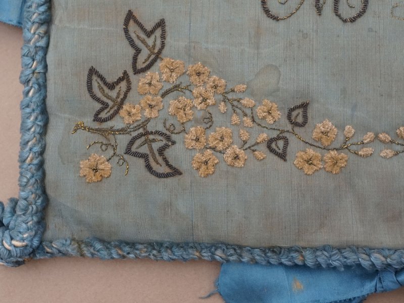 画像4: ＊蚤の市＊アンティーク シルク製 ハンキーケース モノグラム＆花刺繍 ハンカチ用ポシェット グレイッシュブルー