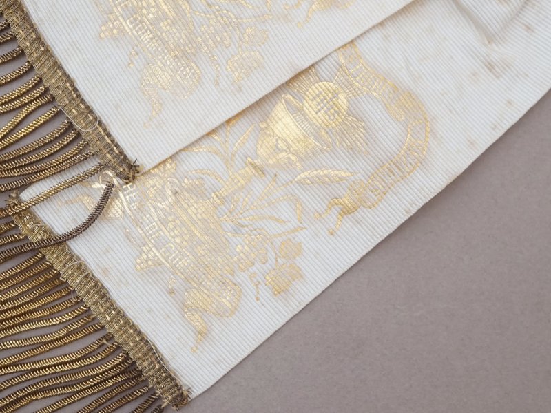 画像4: アンティーク 初聖体の小さな腕章 ゴールドの絵柄入り クリーム色 