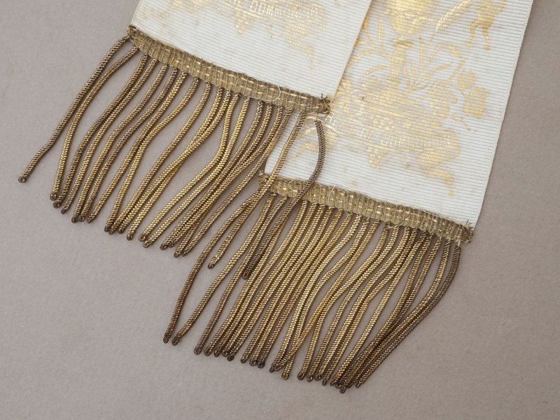 画像5: アンティーク 初聖体の小さな腕章 ゴールドの絵柄入り クリーム色 