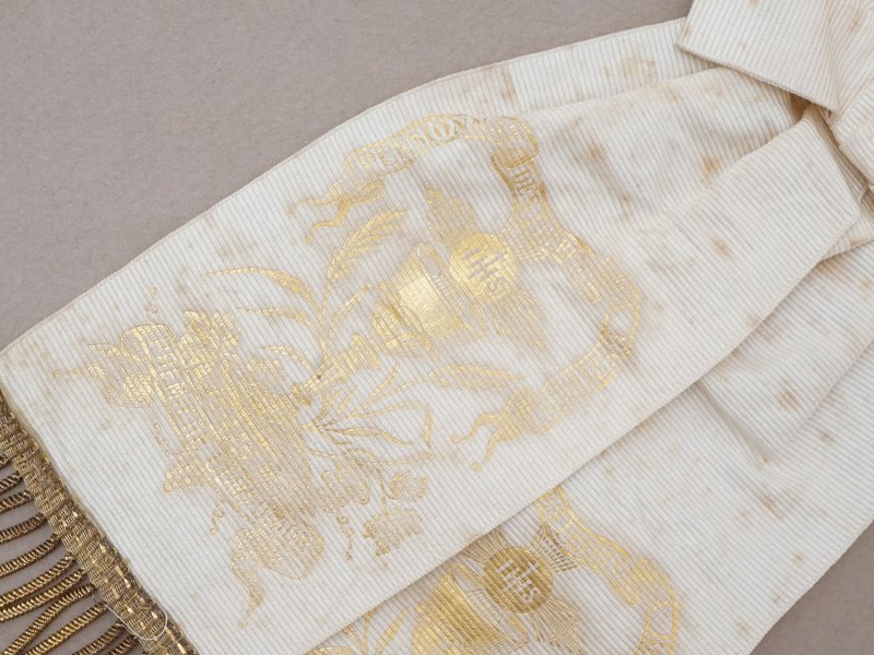 画像3: アンティーク 初聖体の小さな腕章 ゴールドの絵柄入り クリーム色 