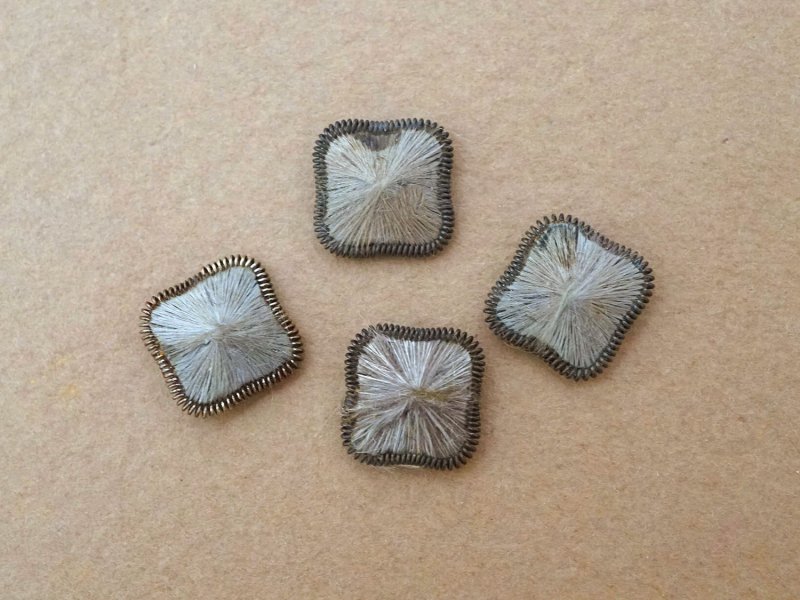 画像3: 19世紀 アンティーク シルク製 小さなくるみボタン グレイ 10mm 4ピースのセット