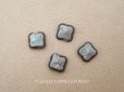 画像1: 19世紀 アンティーク シルク製 小さなくるみボタン グレイ 10mm 4ピースのセット (1)