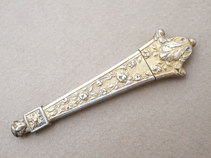 画像3: 19世紀末 アンティーク ヴェルメイユ製  薔薇模様 ニードルケース&目打ち＆紐通しのセット