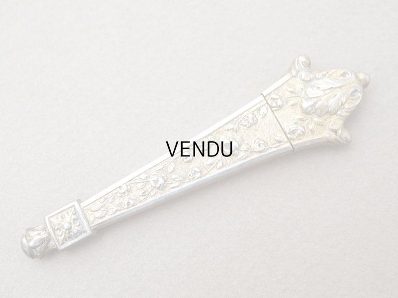 画像3: 19世紀末 アンティーク ヴェルメイユ製  薔薇模様 ニードルケース&目打ち＆紐通しのセット