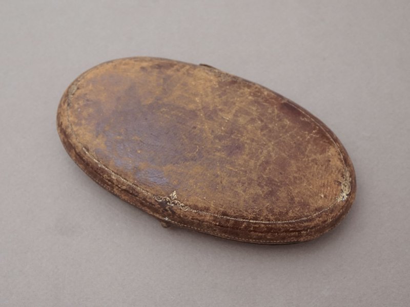 画像13: 19世紀末 アンティーク ヴェルメイユ製  薔薇模様 ニードルケース&目打ち＆紐通しのセット