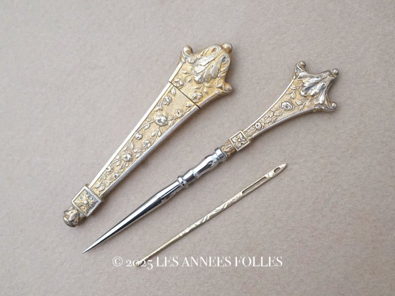 画像1: 19世紀末 アンティーク ヴェルメイユ製  薔薇模様 ニードルケース&目打ち＆紐通しのセット